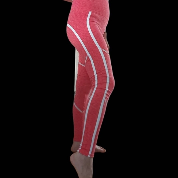 ALO Yoga Continuity Leggings . - Picture 4 of 16